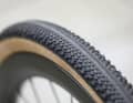 Die Specialized Pathfinder-Gravelreifen rollen in unserer testerfahrung schnell und leise, geizen aber mit Traktion.
