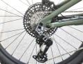 Geschaltet wird mit der elektronischen SRAM GX Eagle Transmission (T-Type), die mit präzisen Gangwechseln und hoher Robustheit überzeugt.