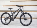 Das Specialized Stumpjumper 15 Comp Alloy übernimmt die moderne Plattform der neuen Stumpjumper-Generation und kombiniert deren aktuelle Technologien mit einem robusten Aluminiumrahmen – für ein attraktives Preis-Leistungs-Verhältnis. Wer auf Schnäppchenjagd ist, bekommt das Bike aktuell sogar für unter 3.000 Euro.