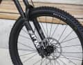 Die FOX 36 Rhythm mit 150 Millimetern Federweg arbeitet komfortabel auf technischen Trails und passt zu den Nehmerqualitäten des Bikes.