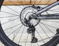 Shimano-SLX-Schaltung, TRP-Vierkolbenbremsen und robuste Roval-Laufräder sorgen für eine ausgewogene Ausstattung ohne unnötige Schwächen.