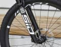 Mit 120 Millimeter Federweg und der Mittelklasse-Dämpfungseinheit Select+ führt die Rockshox SID Gabel das Specialized Fully an.
