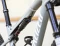 Der Dämpfer ist tiefer ins Oberrohr gewandert und weckt Erinnerungen an das Specialized Epic World Cup.