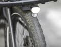 Das Lezyne EBIKE Classic STVZO E500 bringt mit 500 Lumen ordentlich Licht auf die Straße und sitzt geschützt unter dem Frontgepäckträger.