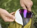 Ein gepolstertes Fach schützt Sonnenbrille oder Goggle vor Kratzern.