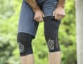 Mit nur 276 Gramm in Größe M/L gehört der Speed Pro zu den Leichtgewichten seiner Klasse. Er besteht aus einem stretchigen Nylon-Strumpf mit abriebfestem Material über der Kniepartie.