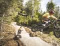 Und wie springt’s? Das finden wir im direkten Vergleich auf der Jumpline heraus – im Zugspitz-Bikepark.