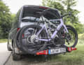 Der Uebler i21 Z60 ist das absolute Fliegengewicht unter den Fahrradträgern. Er wiegt unter 14 Kilo - bei voller E-Bike-Tauglichkeit. Foto: Georg Grieshaber