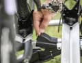 Ein Klappmechanismus ermöglicht den Zugang zum Kofferraum (nicht an senkrechten Heckklappen). Vor dem Abklappen muss eine Entriegelung gelöst werden. Foto: Georg Grieshaber