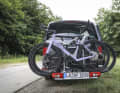 Very few bike carriers designed for tow bars are particularly lightweight. Weighing in at 14.9 kilos, the Atera Strada Sport 2 is a delightfully light carrier. Photo: Georg Grieshaber
