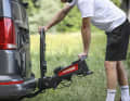 Avant de charger les vélos, il convient de vérifier que le porte-vélos est correctement et solidement fixé sur l'attelage.