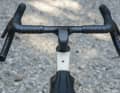 Le Regard est le seul vélo du panel de test à être équipé d'un cockpit monobloc en carbone. Un capuchon en plastique dissimule le système de serrage.