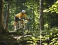 Das Canyon Grizl CF 7 im Gelände. Der breite Lenker hilft dabei.