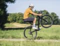 C'est toujours un plaisir : faire des wheelies avec le Graveller. Le Creed offre une bonne maniabilité.