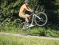 Kleine Stunt-Einladen? Mit dem Grizl gehen auch große. Teamfahrer Gabriel Wibmer ballerte mit einem Grizl durch den Bikepark und alles blieb heil.