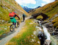 The old Roman bridge on the Septimer Pass transports you back to the Middle Ages. Even if it is only a faithful replica.