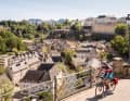 Blick von der Stadtmauer in die Alzette-Schlucht in Luxemburg-Stadt