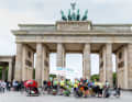 Zusammen radeln Tandem-Teams quer durch das Land und machen Station vor Ort, um ins Gespräch mit anderen zu kommen - und Mut zu machen.