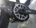 Instead of a chainring and chain, the power is transmitted via a carbon belt and a pulley. The belt tensioner is well protected behind the bottom bracket.
