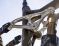 The rear triangle is designed as a classic four-bar linkage.