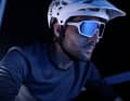 Selbsttönende Sonnenbrillen gibt es nicht erst seit gestern. Doch oft sind die Systeme langsam, zum Beispiel beim Biken im Wald, wenn sich die Lichtverhältnisse teils im Sekundentakt ändern. Hier setzt die "Shadowtronic"-Technologie des Schweizer Herstellers React an.