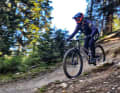 Neben alpinen Abenteuern liegt das Einsatzgebiet des Grin One auch in klassischem Enduro-Terrain und im Bikepark.