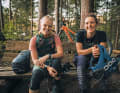 Deutschlands jüngste Enduro-Weltcup-Fahrerin Leni Eller (li.) und Deutschlands erste Enduro-Meisterin Ines Thoma.