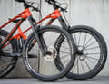 The Pirope wheels (left) are only about half as stiff as the Syncros Silverton SL.