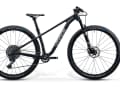 Für besonders kleine Fahrer lohnt sich der Blick ins Jugend-Portfolio. Das VPace MAXC29 mit großen 29-Zoll-Laufrädern und Carbonrahmen ist bis 63 Kilo Fahrergewicht freigegeben.