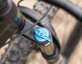 The suspension fork comes from Fox and has a simple compression adjustment in the Performance version.
