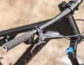 Die Sram Code RS mit 180er Scheiben sorgt für eine ausreichende Verzögerung.