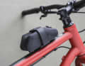 Auch Canyon hat eine kleine Rahmentasche im Programm. Eigentlich für das Spectral konzipiert passt sie an jede gängige Flaschenhalteraufnahme