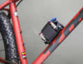 The bracket from 76 Projects can be attached to the bottle cage as well as flexibly to the frame