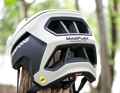 The rear of the Madflex has been pulled extra wide into the neck. As a result, the helmet encloses the head very securely and comfortably.