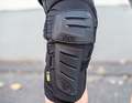 So-called slide plates over the knee (here with Ion) are designed to prevent the protector from being pulled off the knee in the event of a fall.