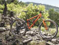 With just under 130 millimetres at the rear, the Kavenz VHP is one of the shortest-stroke high-pivot trail bikes and costs 8,000 euros.