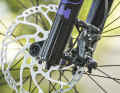 The Shimano SLX brakes impressed us with their high braking power. However, the inexpensive discs require a longer run-in period.