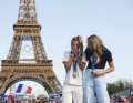 Medaillen-Zeremonie vor dem Eiffelturm: Silbermedaillen-Gewinnerin Haley Batten aus den USA tröstet die Gold-Gewinnerin Pauline Ferrand Prevot aus Frankreich, die von ihren Gefühlen überwältigt ist.