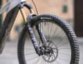 Das Raymon Tarok wird von einer mächtigen Fox 38 mit 160 Millimetern Federweg angeführt. Für mehr Reserven würde dem Bike auch eine 170er gut stehen.
