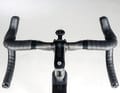 Le Cervélo est réglé plus fermement avec un guidon en carbone, le confort est apporté par des pneus tubeless volumineux.