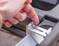 Le support en aluminium pour le rail supplémentaire de l'Eufab peut facilement blesser les doigts.