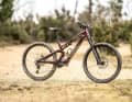 A stylish carbon chassis paired with more favourable equipment: the Canyon Neuron:Onfly is the entry-level model of the light eMTB from the Koblenz-based mail-order company.