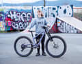 Raphaela Richter with her Crossworx. The upside-down double bridge fork from Intend is in the head tube at the front.