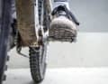 Slim pedals look stylish. But be careful: as soon as the platform is significantly thinner than the axle diameter, the sole quickly sits on the pedal body on the inside and the pins can no longer dig deep enough into the rubber.