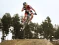 Ici, Laura Stigger vole encore dans les airs sur son VTT. Cette année, elle veut renouer avec son titre de championne du monde junior sur route.