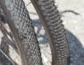 Fast runner (Conti Terra Speed, left) or all-rounder (Conti Terra Adventure)? That depends on the intended use. Less tread means more speed and a better feel on the road