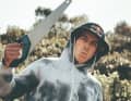 Video star Fabio Wibmer: Here apparently building a stunt with a saw in his hand.
