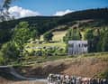 Forest Lodges: In Glentress you can also stay overnight directly at the trail entrance. In a campervan or in small, simple wooden cabins that surprise with luxurious furnishings inside.