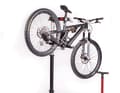 As strong as Arnie: Thanks to its pneumatic cylinder, the Feedback Sports Pro Air Lift easily lifts bikes weighing up to 45 kilos to working height