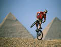 Hans Rey war auch einer der ersten Bike-Abenteurer. Hier bei seinem Signature-Move vor den Pyramiden: Keine Destination zu exotisch!